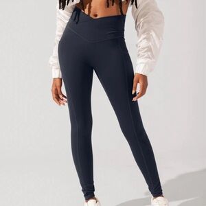 Popflex Crisscross Hourglass Leggings with Pockets (pet resistant) small